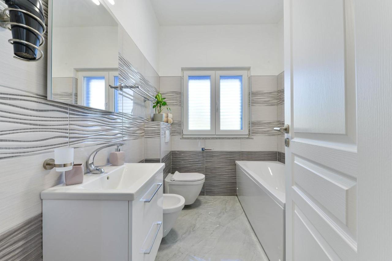 Family Friendly Apartments With A Swimming Pool Zadar - 18098 エクステリア 写真